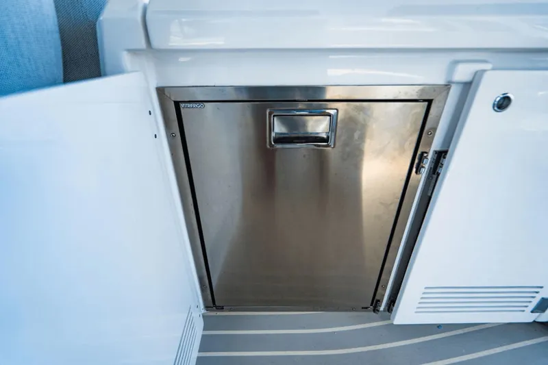 Slide: The Image of Azimut Atlantis 51 2021 - 85