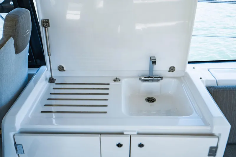 Slide: The Image of Azimut Atlantis 51 2021 - 88