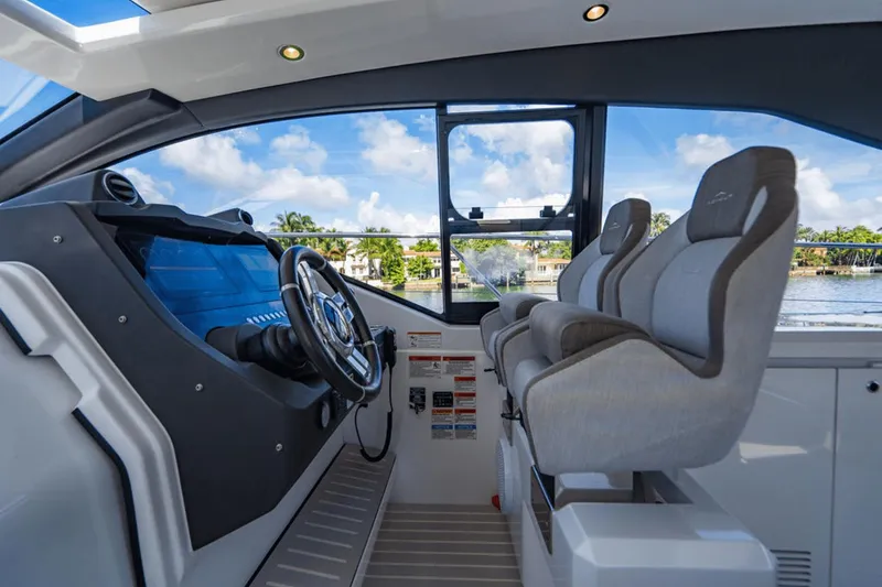 Slide: The Image of Azimut Atlantis 51 2021 - 91