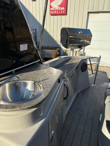 Slide: The Image of 2022 Starcraft MX 25 Q DC Tritoon with sink and grill on deck. - 10