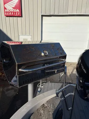 Slide: The Image of 2022 Starcraft MX 25 Q DC Tritoon with grill and Honda service sign. - 9