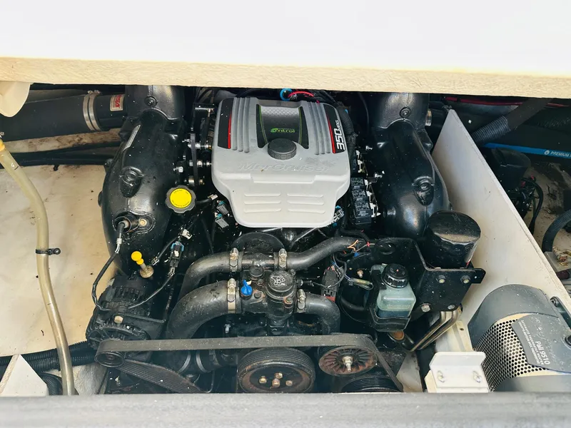 Slide: The Image of Sea Ray 230 SLX 2013 - 29