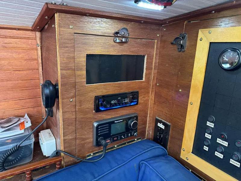 Slide: The Image of 1983 Islander Freeport boat interior with radio and control panel. - 27