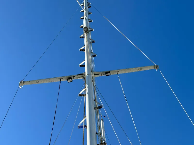 Slide: The Image of Mast of 1983 Islander Freeport sailboat against clear blue sky. - 34