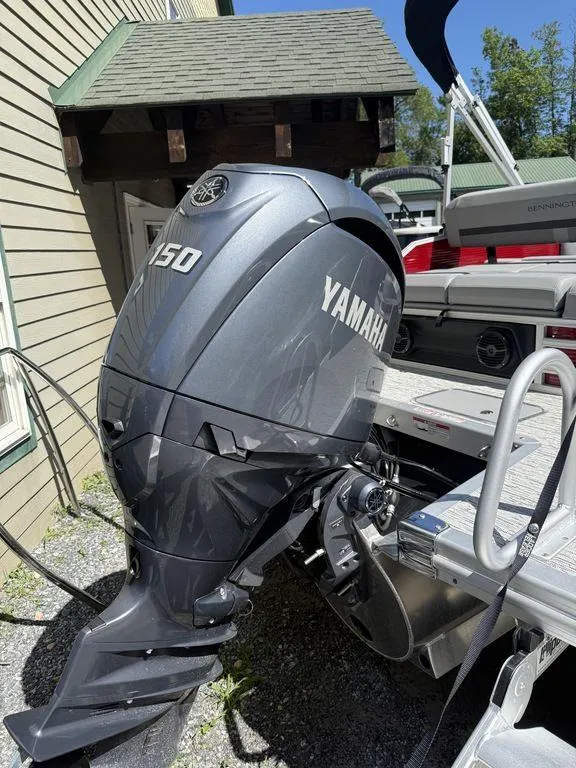 Slide: The Image of Yamaha 150 outboard motor on 2025 Bennington 22 MSB pontoon boat. - 15