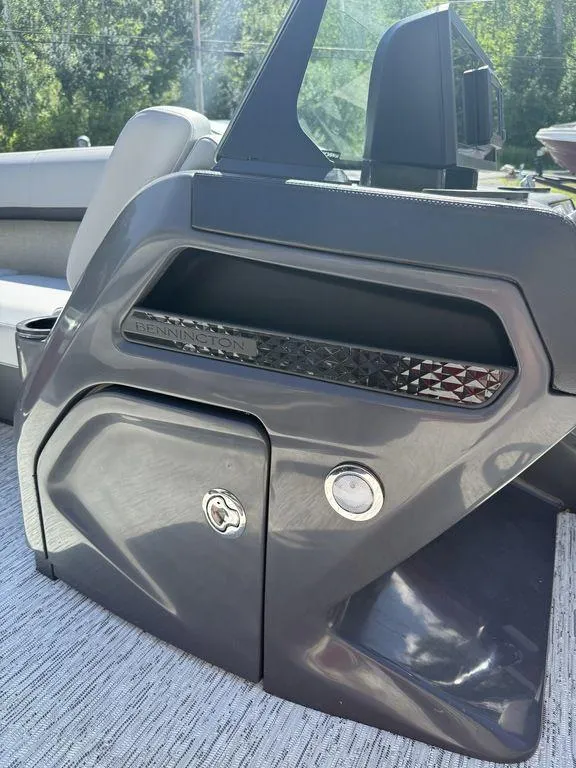 Slide: The Image of 2025 Bennington 22 MSB boat console with sleek design and modern features. - 33