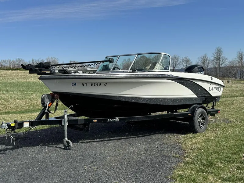 Slide: The Image of 2018 Lund 189 Tyee GL boat on trailer in grassy field. - 5