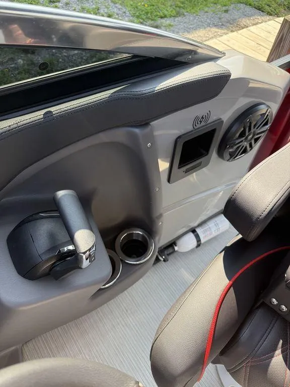 Slide: The Image of Interior of 2025 Bennington 25RSBWAX1 boat with control panel and cup holder. - 19