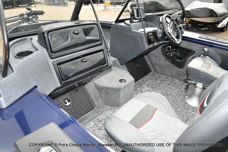 Slide: The Image of Tracker Targa V-19 Walk-Thru w/225HP Pro-XS 2025 - 32