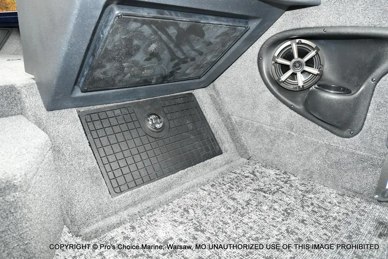 Slide: The Image of Tracker Targa V-19 Walk-Thru w/225HP Pro-XS 2025 - 39