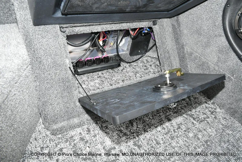 Slide: The Image of Tracker Targa V-19 Walk-Thru w/225HP Pro-XS 2025 - 40