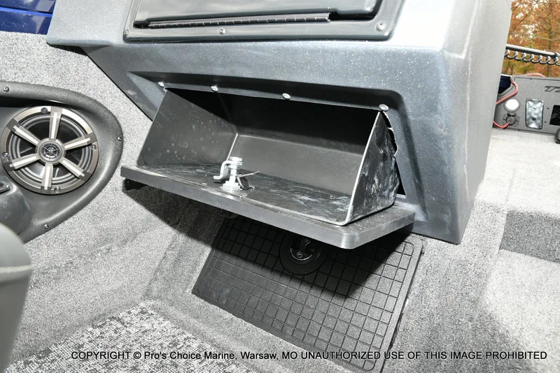 Slide: The Image of Tracker Targa V-19 Walk-Thru w/225HP Pro-XS 2025 - 43