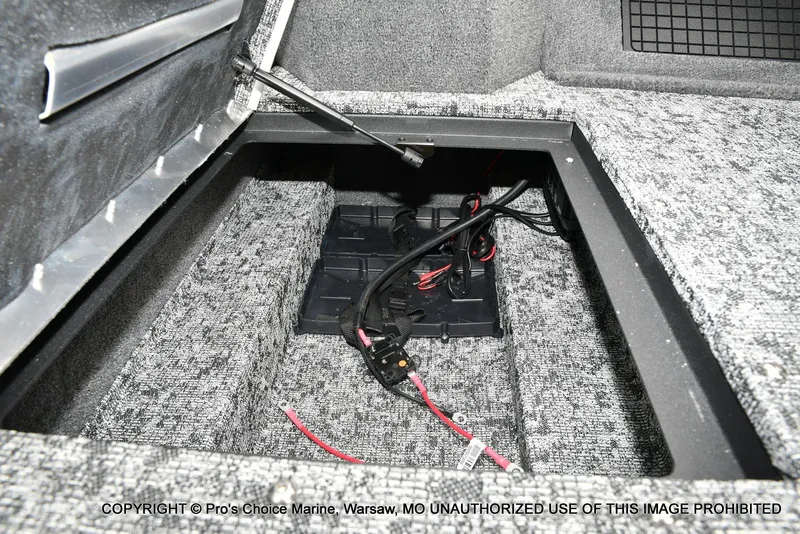 Slide: The Image of Tracker Targa V-19 Walk-Thru w/225HP Pro-XS 2025 - 46