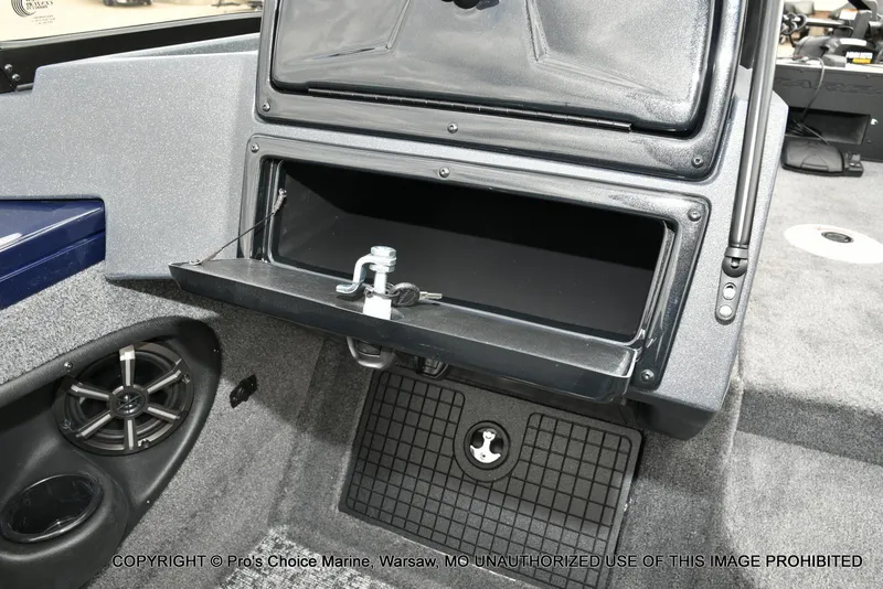 Slide: The Image of Tracker Targa V-19 Walk-Thru w/225HP Pro-XS 2025 - 48