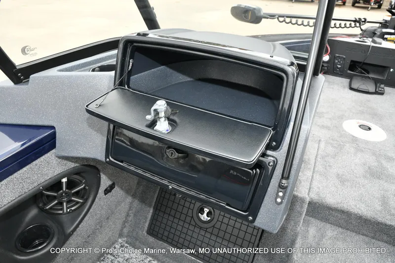 Slide: The Image of Tracker Targa V-19 Walk-Thru w/225HP Pro-XS 2025 - 49