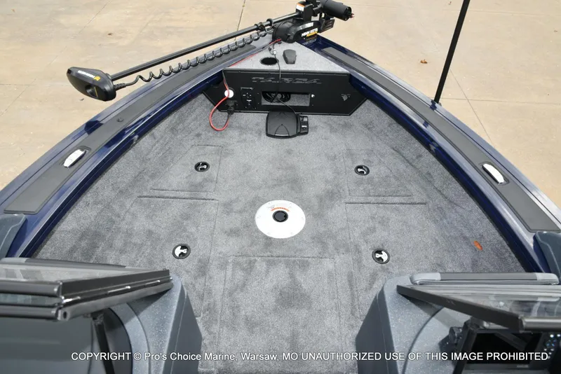 Slide: The Image of Tracker Targa V-19 Walk-Thru w/225HP Pro-XS 2025 - 50