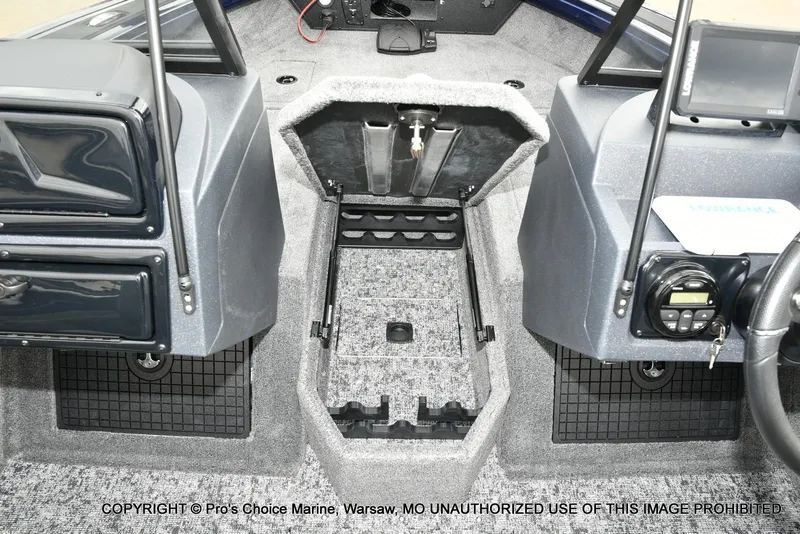 Slide: The Image of Tracker Targa V-19 Walk-Thru w/225HP Pro-XS 2025 - 52