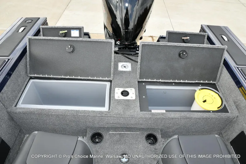 Slide: The Image of Tracker Targa V-19 Walk-Thru w/225HP Pro-XS 2025 - 73