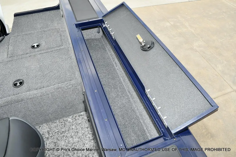 Slide: The Image of Tracker Targa V-19 Walk-Thru w/225HP Pro-XS 2025 - 87