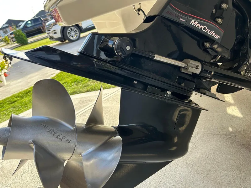 Slide: The Image of 2018 Four Winns HD220 boat with MerCruiser outboard motor and stainless steel propeller. - 24