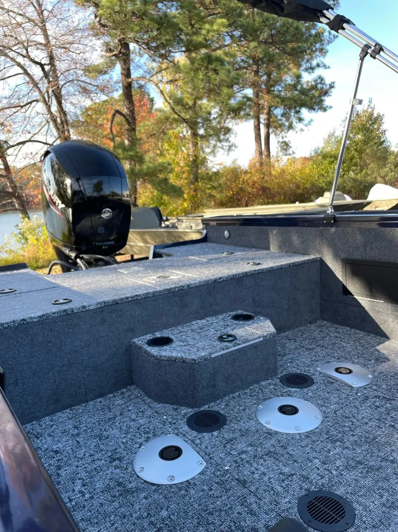 Slide: The Image of Tracker Targa V-18 WT 2025 - 86