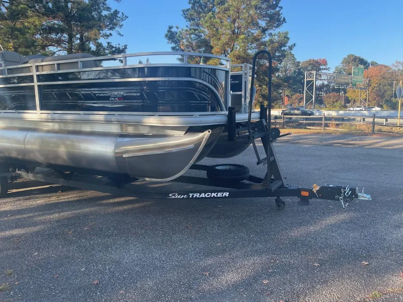 Slide: The Image of Sun Tracker Fishin' Barge 22 XP3 2025 - 101
