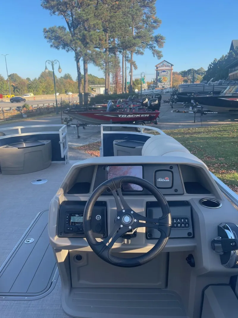 Slide: The Image of Sun Tracker Fishin' Barge 22 XP3 2025 - 104