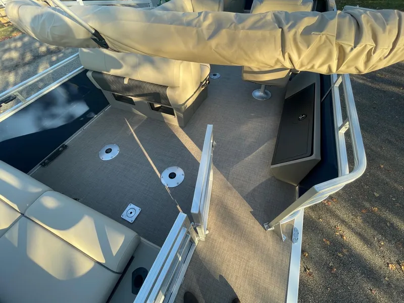 Slide: The Image of Sun Tracker Fishin' Barge 22 XP3 2025 - 105