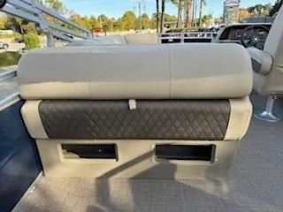 Slide: The Image of Sun Tracker Fishin' Barge 22 XP3 2025 - 81