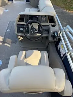 Slide: The Image of Sun Tracker Fishin' Barge 22 XP3 2025 - 85