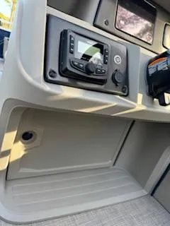 Slide: The Image of Sun Tracker Fishin' Barge 22 XP3 2025 - 86