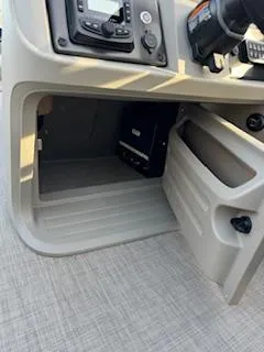 Slide: The Image of Sun Tracker Fishin' Barge 22 XP3 2025 - 87