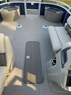 Slide: The Image of Sun Tracker Fishin' Barge 22 XP3 2025 - 90