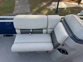 Slide: The Image of Sun Tracker Fishin' Barge 22 XP3 2025 - 92