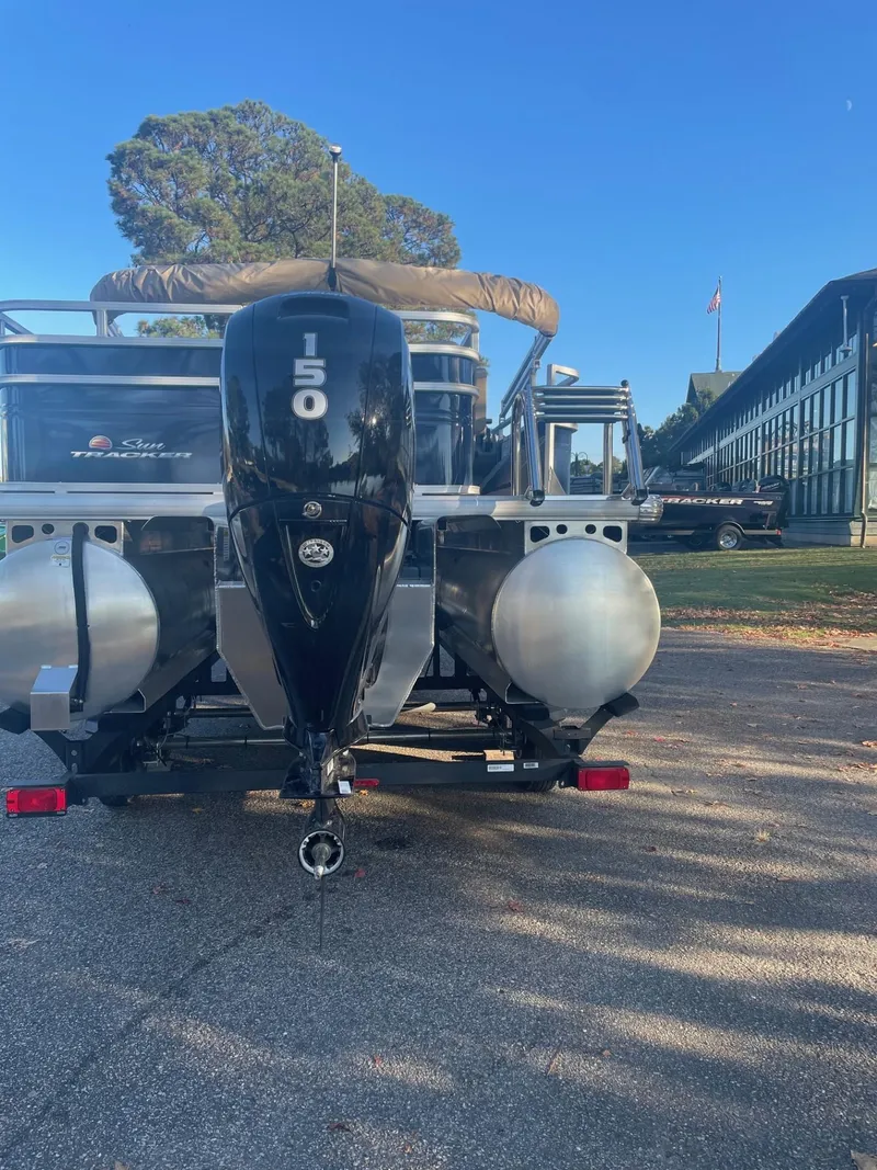 Slide: The Image of Sun Tracker Fishin' Barge 22 XP3 2025 - 99