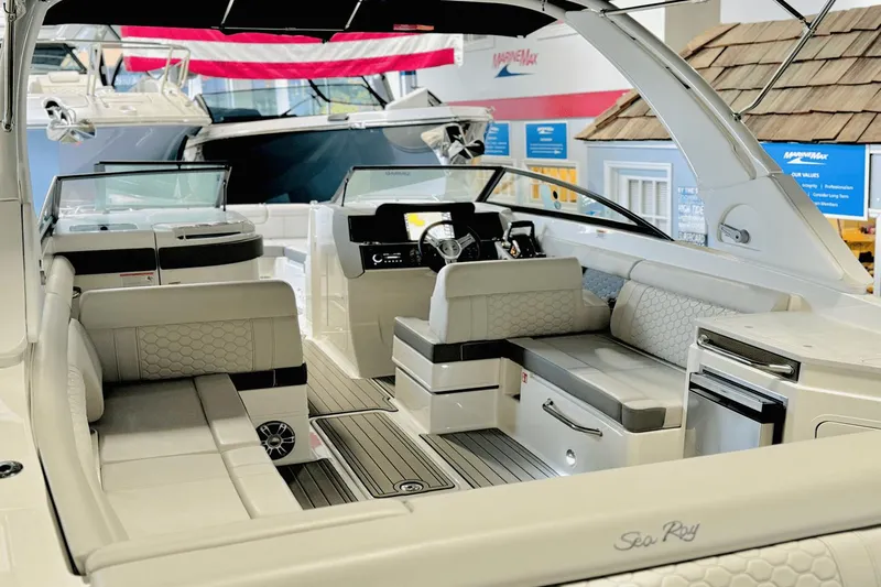 Slide: The Image of Sea Ray SDX 290 Outboard 2025 - 14