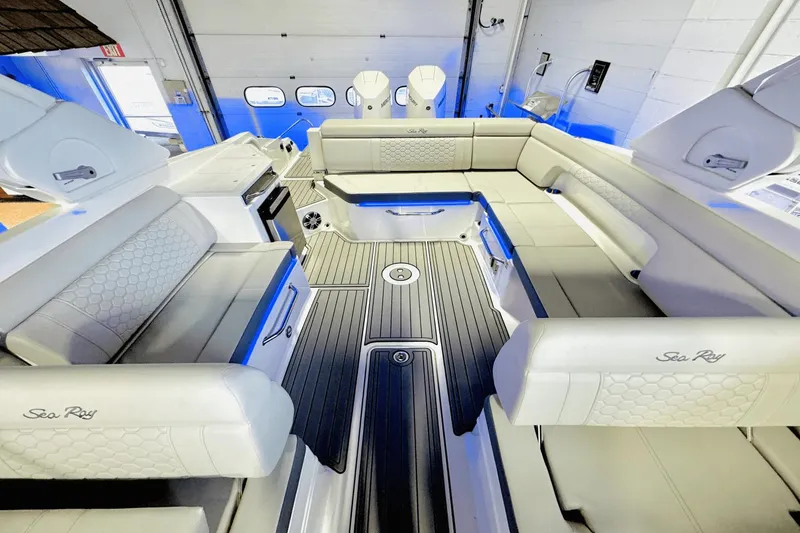 Slide: The Image of Sea Ray SDX 290 Outboard 2025 - 17