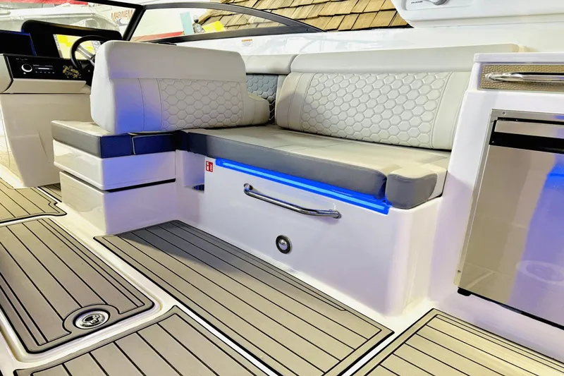 Slide: The Image of Sea Ray SDX 290 Outboard 2025 - 18