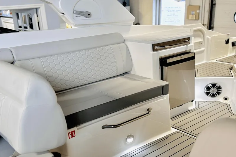 Slide: The Image of Sea Ray SDX 290 Outboard 2025 - 19