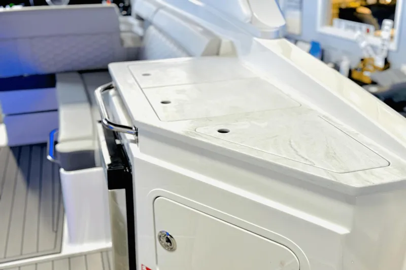 Slide: The Image of Sea Ray SDX 290 Outboard 2025 - 22