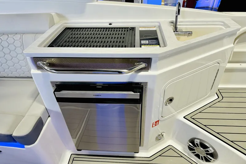 Slide: The Image of Sea Ray SDX 290 Outboard 2025 - 23