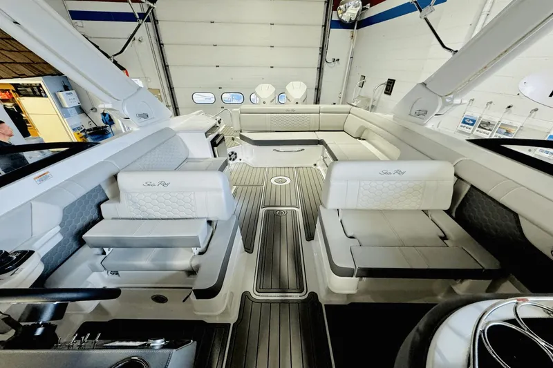 Slide: The Image of Sea Ray SDX 290 Outboard 2025 - 24