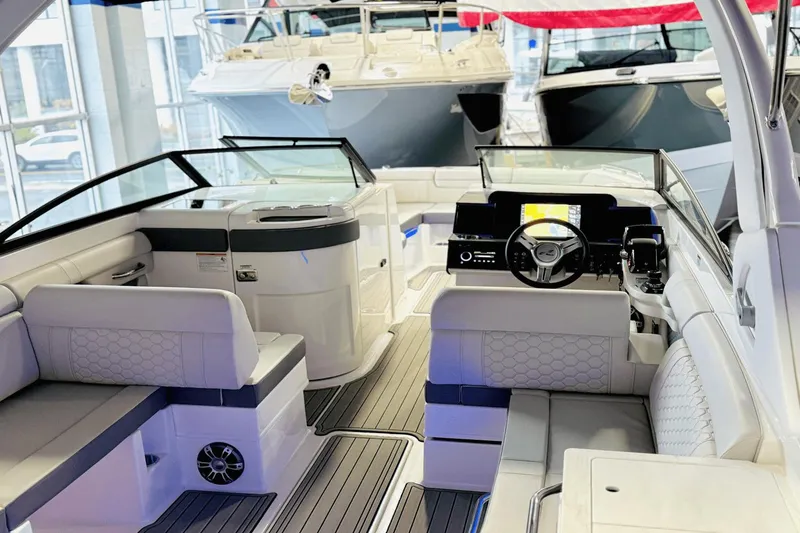 Slide: The Image of Sea Ray SDX 290 Outboard 2025 - 30