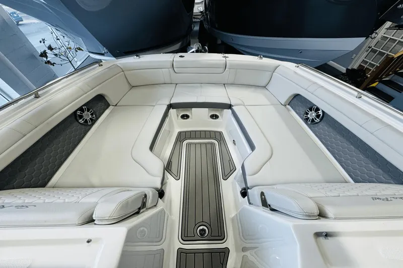Slide: The Image of Sea Ray SDX 290 Outboard 2025 - 34