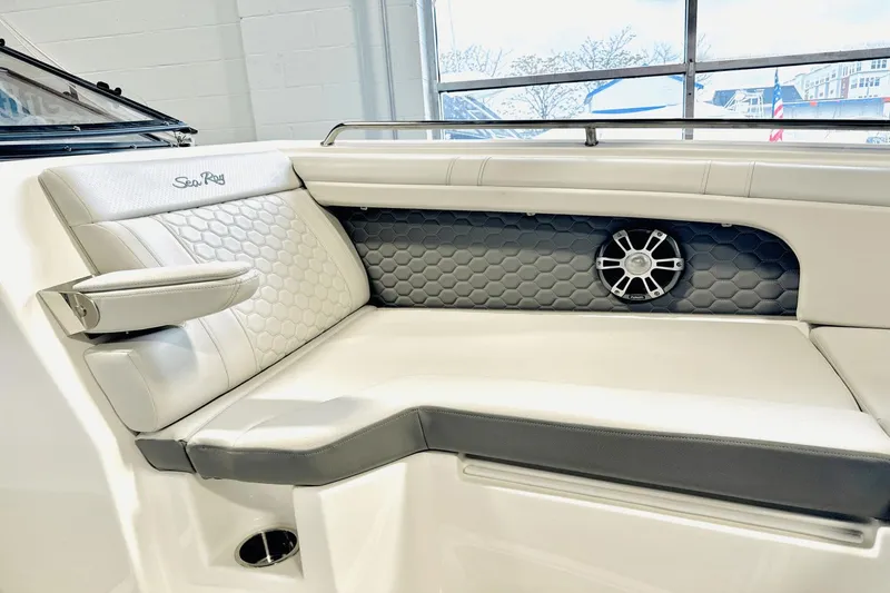 Slide: The Image of Sea Ray SDX 290 Outboard 2025 - 37