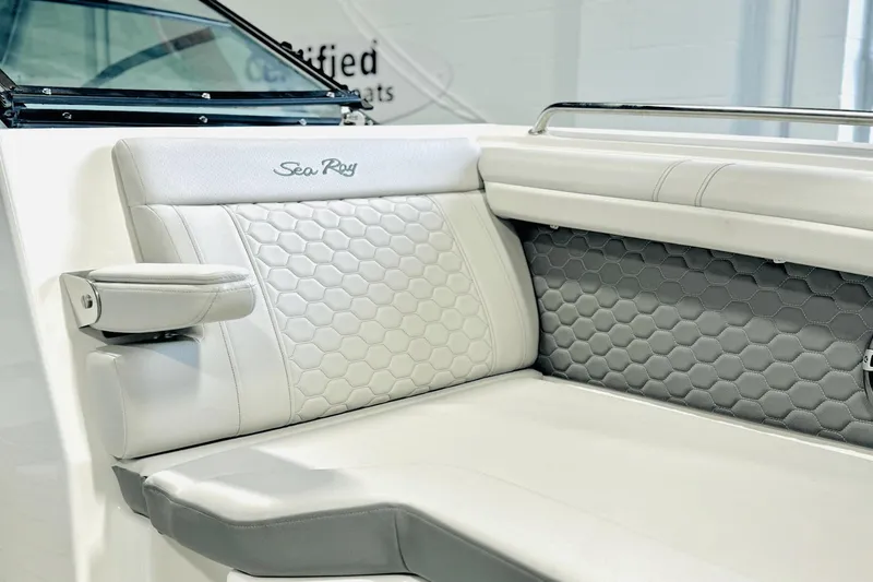 Slide: The Image of Sea Ray SDX 290 Outboard 2025 - 38