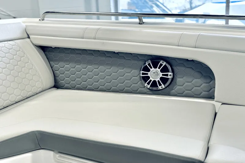 Slide: The Image of Sea Ray SDX 290 Outboard 2025 - 39