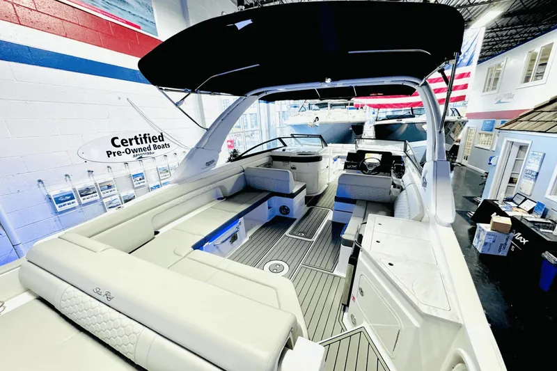 Slide: The Image of Sea Ray SDX 290 Outboard 2025 - 7