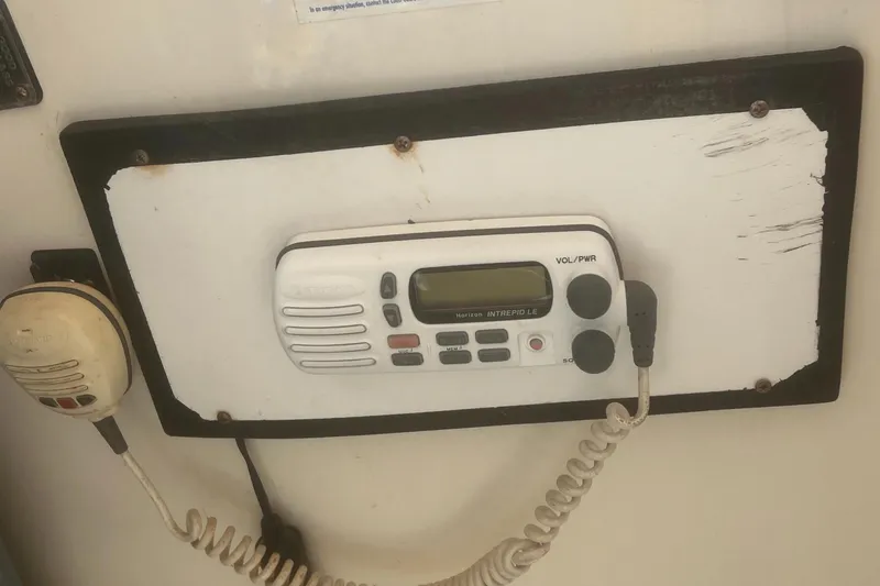 Slide: The Image of 1995 Tiara Yachts 2900 Open radio communication system with microphone. - 36