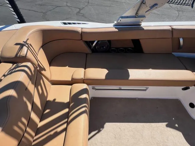 Slide: The Image of MasterCraft XT22 2021 - 12